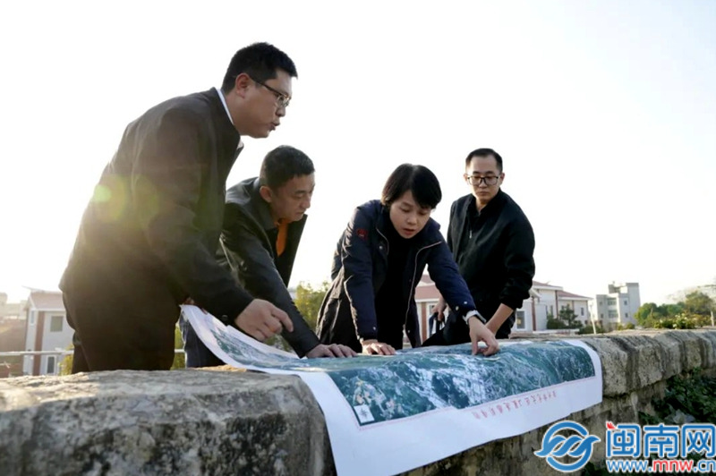 “拼”在项目“主战场” 漳州龙文区委书记朱真深入一线现场办公(图2) “拼”在项目“主战场” 漳州龙文区委书记朱真深入一线现场办公(图2)
